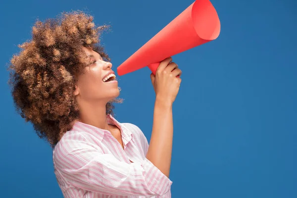 Gülümseyen güzel genç Afro-Amerikan kadın kıvırcık afro saçlı megafon tarafından çığlık.