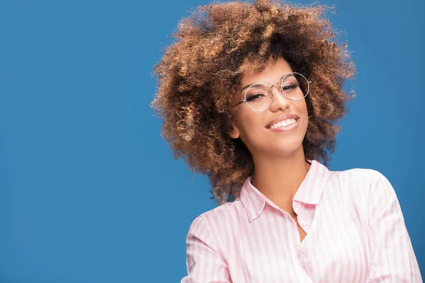 Portret Van Afro Amerikaanse Vrouw Lachend Met Borstelige Haren Dragen — Stockfoto