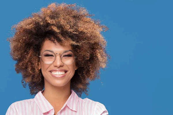 Afro Amerikalı Kadın Moda Gözlük Takıyor Kameraya Bakıyor Gülümsüyor Mavi — Stok fotoğraf