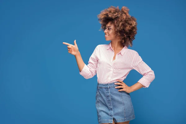 Porträtt Leende Afro Amerikansk Kvinna Med Buskig Håret Bär Moderiktiga — Stockfoto