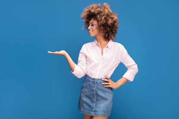 Porträt Einer Lächelnden Afroamerikanerin Mit Buschigem Haar Und Modischer Brille — Stockfoto