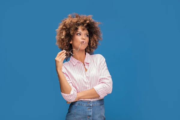 Gür Saçlı Tutan Moda Gözlük Düşünme Mavi Renkli Afro Amerikan — Stok fotoğraf