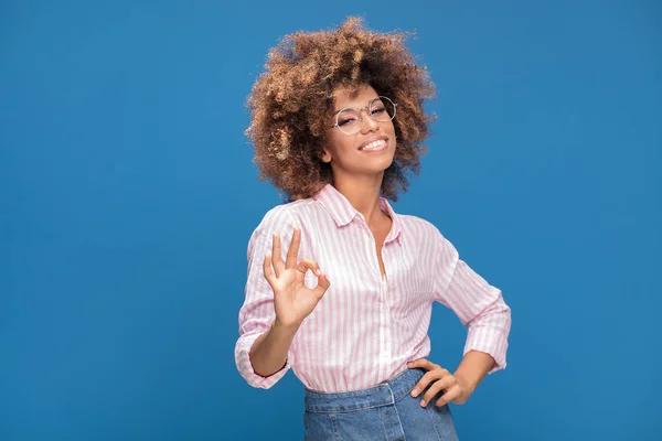 Gür Saç Moda Gözlük Mavi Arka Plan Üzerinde Gülümseyen Afro — Stok fotoğraf