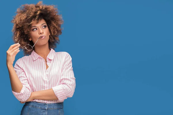 Porträt Einer Afroamerikanischen Frau Mit Buschigen Haaren Die Eine Modische — Stockfoto