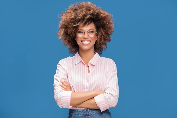 Närbild Porträtt Afro Amerikansk Kvinna Med Yviga Hår Bär Moderiktiga — Stockfoto