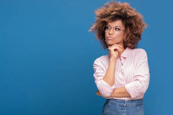Gür Saçlı Giyen Moda Gözlük Düşünme Mavi Renkli Afro Amerikan — Stok fotoğraf