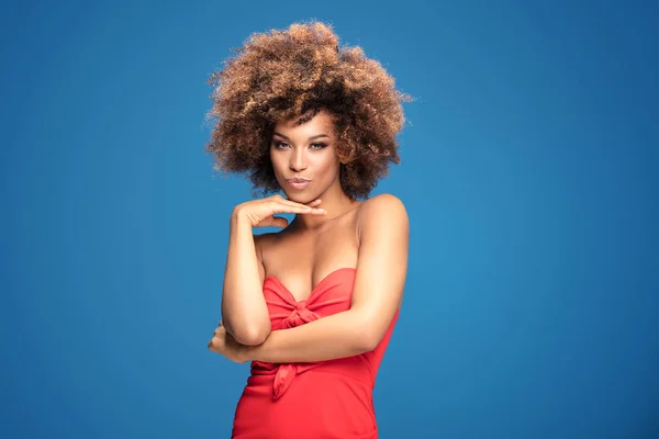 Retrato Belleza Mujer Afroamericana Con Maquillaje Glamuroso Peinado Afro Chica — Foto de Stock