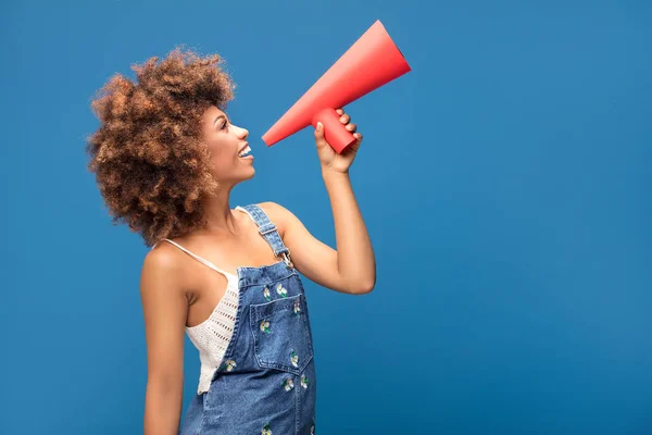 Sonriente Hermosa Joven Afroamericana Con Pelo Rizado Afro Gritando Por — Foto de Stock