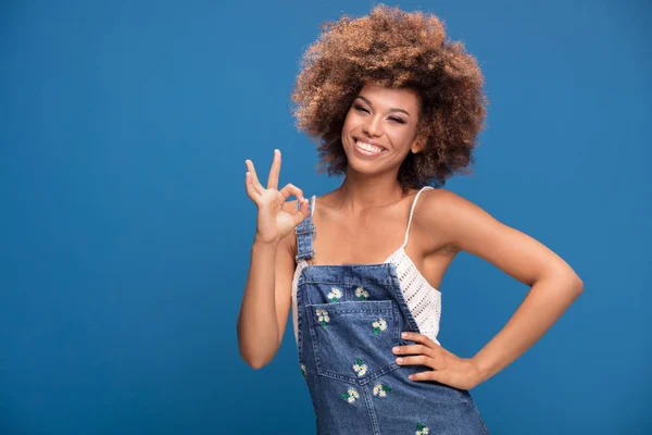 Sonriendo Hermosa Joven Afroamericana Con Pelo Rizado Afro Sonriendo Cámara —  Fotos de Stock