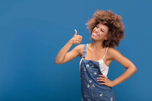 Gülümseyen Güzel Genç Afro Amerikan Kadın Kıvırcık Afro Saçlı Iyi — Stok fotoğraf