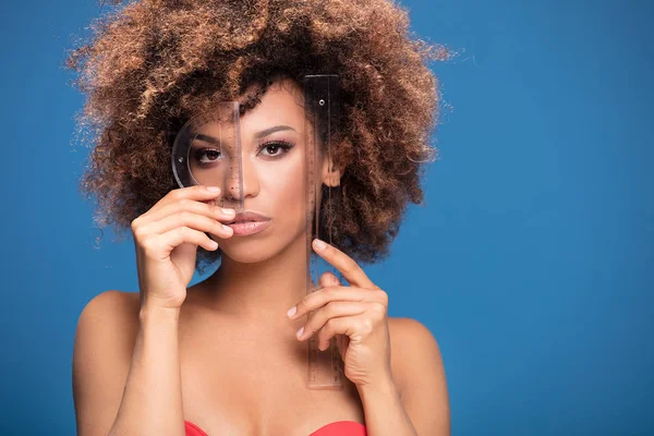 Beauty Porträtt Afroamerikanska Kvinna Med Linjaler Händerna Nära Hennes Ansikte — Stockfoto