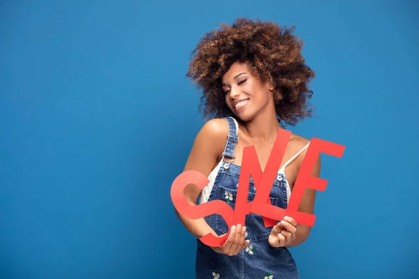 Hora Compras Hermosa Mujer Afro Sonriente Sosteniendo Venta Letras Rojas —  Fotos de Stock