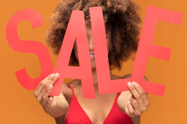 Hora Compras Hermosa Mujer Afro Sonriente Sosteniendo Venta Letras Rojas —  Fotos de Stock