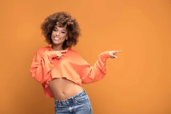 Foto Una Donna Afro Americana Con Trucco Glamour Acconciatura Afro — Foto Stock