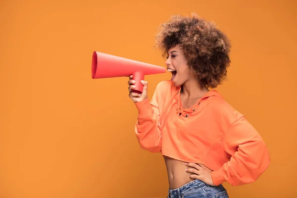 Sonriente Hermosa Joven Afroamericana Con Pelo Rizado Afro Gritando Por — Foto de Stock