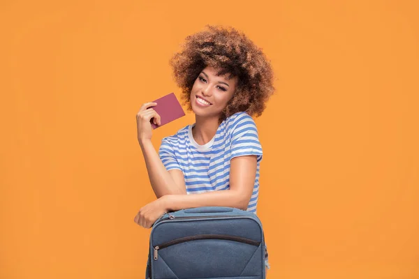 Jovem Africana Americana Entusiasmada Com Penteado Afro Segurando Passaporte Com — Fotografia de Stock