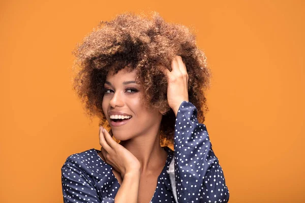 Retrato Una Hermosa Sonriente Joven Afroamericana Chica Con Peinado Afro — Foto de Stock