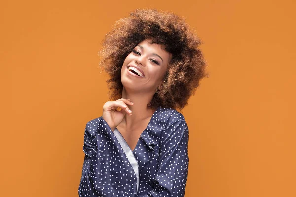 Porträtt Leende Vackra Afrikanska Amerikanska Ung Kvinna Flicka Med Afro — Stockfoto