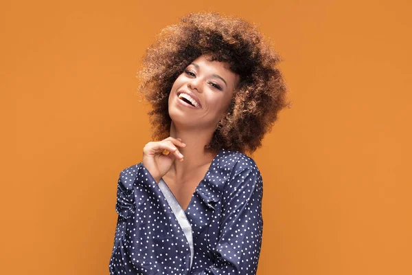 Retrato Una Hermosa Sonriente Joven Afroamericana Chica Con Peinado Afro — Foto de Stock