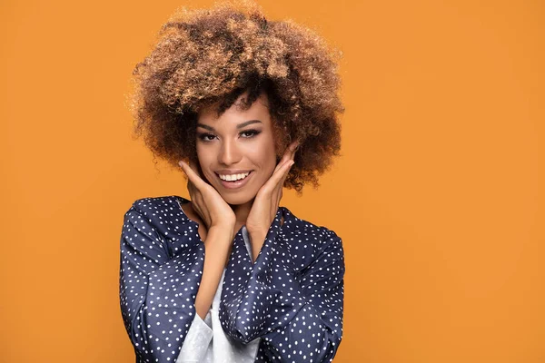 Retrato Una Hermosa Sonriente Joven Afroamericana Chica Con Peinado Afro — Foto de Stock