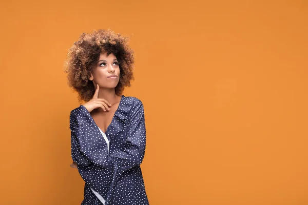 Feliz Hermosa Mujer Afroamericana Posando Vestido Punteado Moda Pie Sobre — Foto de Stock