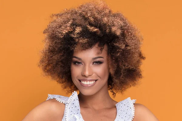 Portrét Krása Usmívající Afroamerické Mladé Ženy Afro Účesem Pózuje Žlutém — Stock fotografie