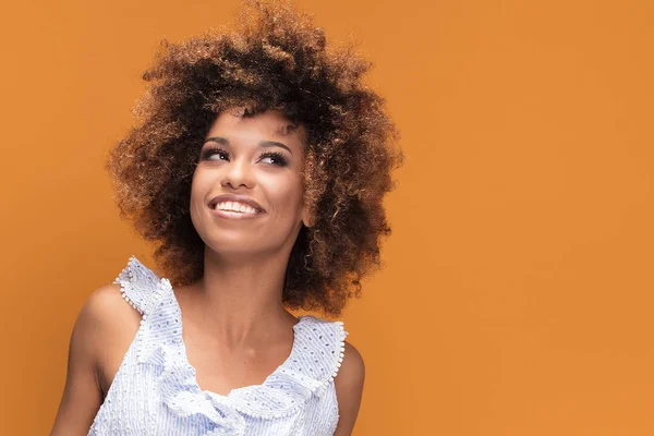 Retrato Belleza Una Joven Afroamericana Sonriente Con Peinado Afro Posando — Foto de Stock