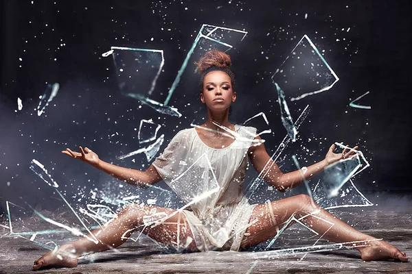 Jovem Bela Mulher Afro Americana Posando Sobre Água Vidro — Fotografia de Stock