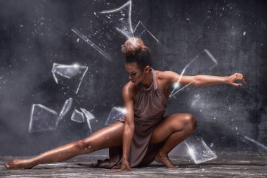 Genç güzel Afrikalı-Amerikalı kadın su ve cam üzerindeki poz.