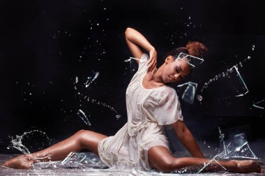 Genç güzel Afrikalı-Amerikalı kadın suda dans.