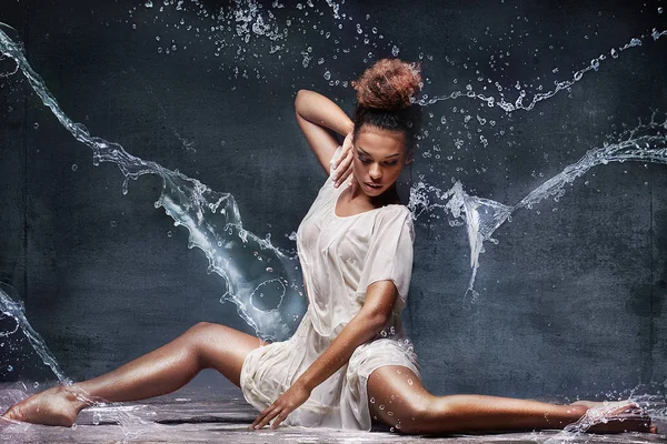 Joven Hermosa Africana Americana Bailando Agua — Foto de Stock