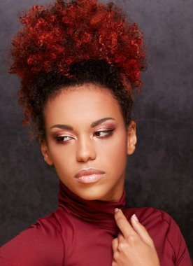 Studio moda koyu arka plan üzerinde güzel Afrikalı-Amerikalı kadın portresi. Şık sonbahar görünüm .