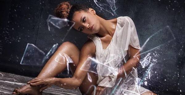 Junge Schöne Afrikanisch Amerikanische Frau Posiert Über Wasser Und Glas — Stockfoto
