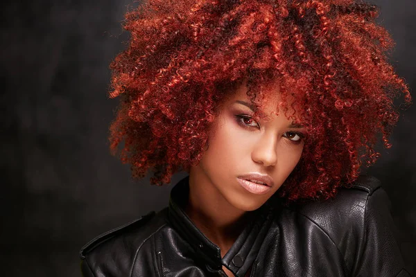 Studio Portrait Mode Belle Femme Afro Américaine Sur Fond Sombre — Photo