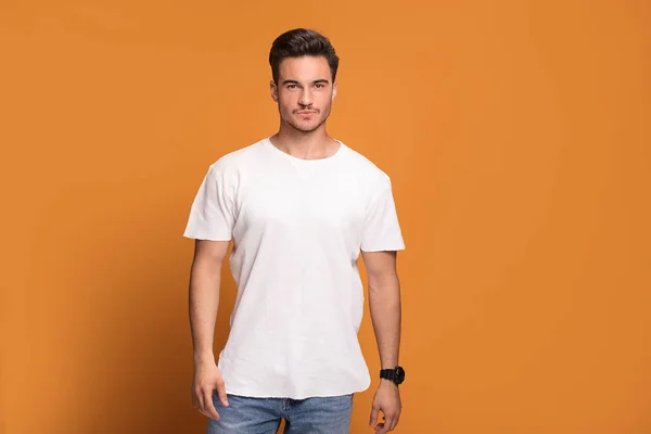 Foto Jovem Bonito Vestindo Camiseta Branca Relógio Elegante Posando Fundo — Fotografia de Stock