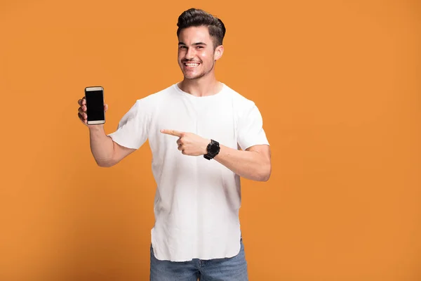 Guapo Sonriente Hombre Emocionado Mostrando Teléfono Móvil Posando Sobre Fondo —  Fotos de Stock