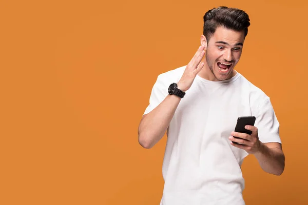 Sorprendido Joven Hombre Guapo Feliz Con Teléfono Móvil Mano Posando —  Fotos de Stock