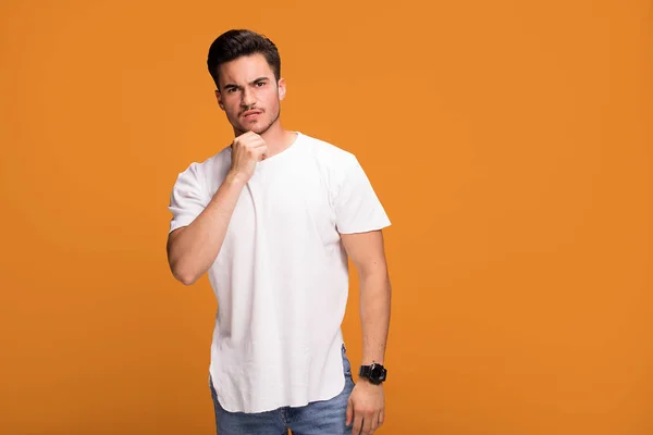 Beau Jeune Homme Réfléchissant Debout Sur Fond Studio Jaune Expression — Photo