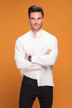 Sarı stüdyo arka plan üzerinde zarif şık giysiler içinde yakışıklı genç adam fotoğrafı.