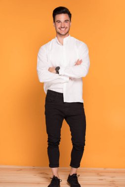 Zarif gülümseyen yakışıklı adam fotoğrafı.