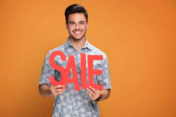 Sonriente Hombre Guapo Sosteniendo Las Letras Rojas Venta Fondo Amarillo —  Fotos de Stock