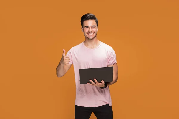 Feliz Joven Guapo Sosteniendo Ordenador Portátil Mostrando Bien Posando Sobre — Foto de Stock