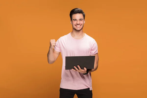 Feliz Joven Guapo Sosteniendo Ordenador Portátil Posando Sobre Fondo Estudio — Foto de Stock