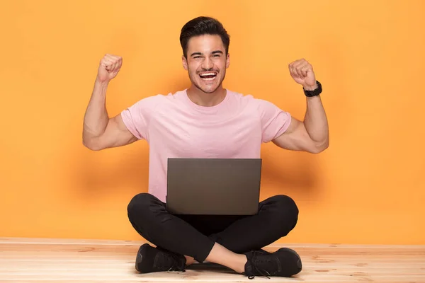 Foto Joven Guapo Sonriente Sentado Con Computadora Portátil Sobre Fondo — Foto de Stock