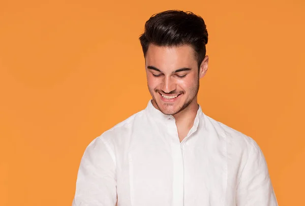 Foto Joven Guapo Sonriente Ropa Elegante Moda Sobre Fondo Estudio —  Fotos de Stock