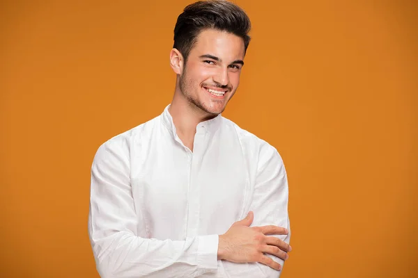 Foto Jovem Bonito Sorridente Roupas Elegantes Elegantes Fundo Estúdio Amarelo — Fotografia de Stock