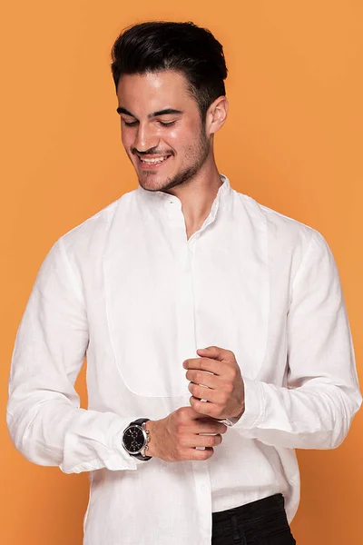 Foto Joven Guapo Sonriente Ropa Elegante Moda Sobre Fondo Estudio —  Fotos de Stock