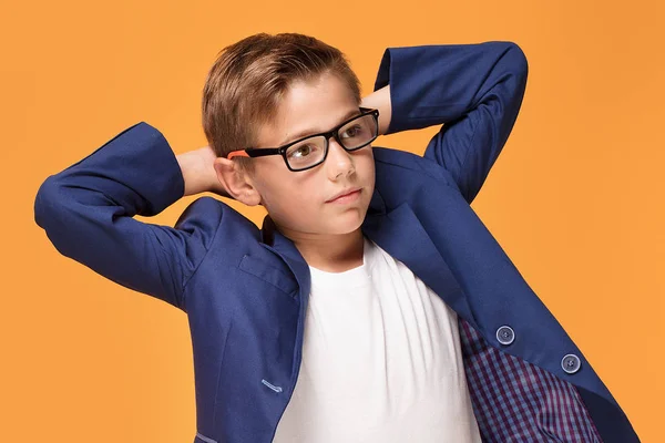 Pequeño Niño Elegante Posando Fondo Estudio Naranja Con Gafas Chaqueta — Foto de Stock