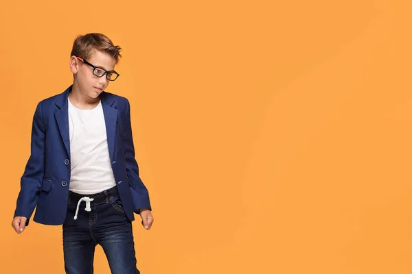 Elegantní Chlapeček Pózuje Oranžové Studio Zázemí Nošení Módní Brýle Sako — Stock fotografie