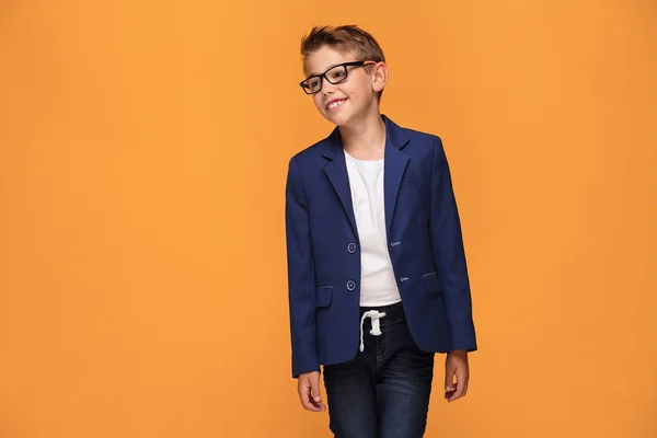 Sonriente Niño Feliz Elegante Posando Fondo Del Estudio Naranja Con — Foto de Stock